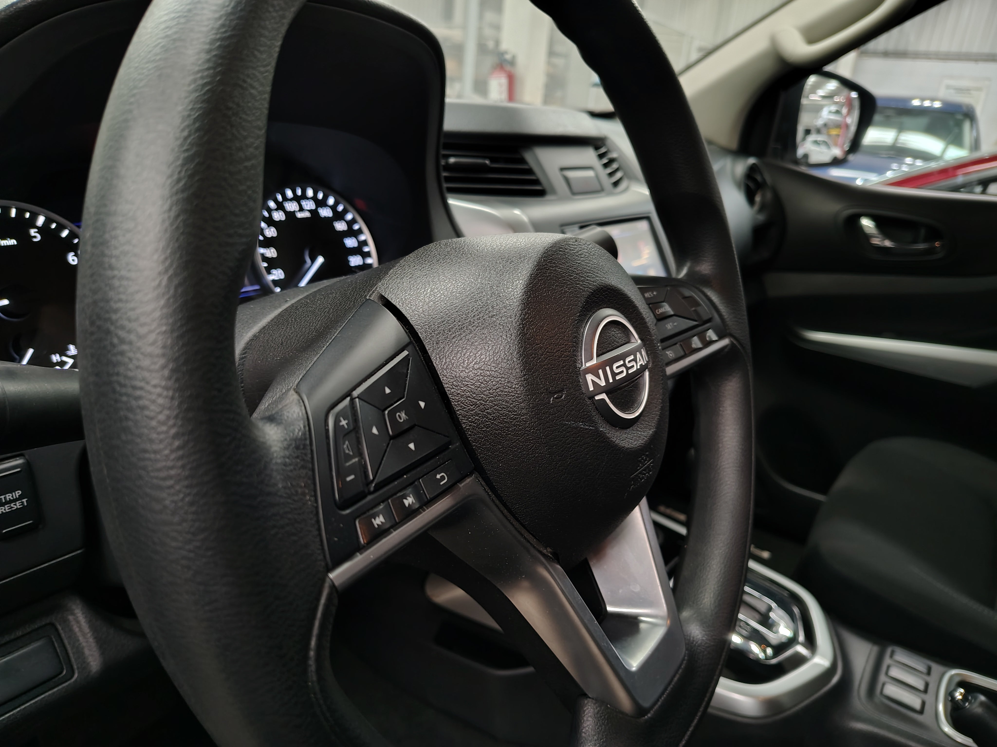 2023 Nissan NP300 FRONTIER 4 PTS LE L4 25L TA AAC VE ESTRIBOS RA-17